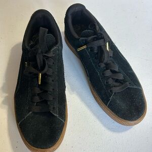 Puma Suede Black Gum Sole 381174-01 Lace Closure Low Top Classic Sneaker Sz8.5